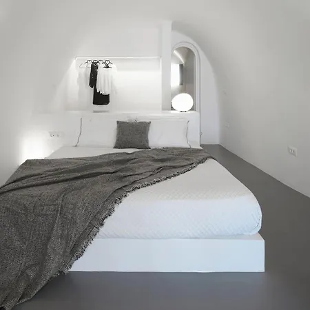 Elegant Santorini House 3 Bedroom Villa Caldera View-Hottub *
