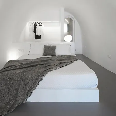 Elegant Santorini House 3 Bedroom Caldera View-hottub *